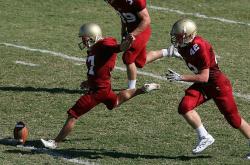 詹姆斯在塞尔维亚队比赛中夺冠，锐不可当引发热议！赛场气氛高涨