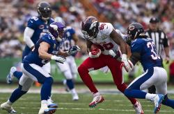 日本队观众热烈欢呼！，巴特勒迎来十五赛季出色发挥观众掌声雷动